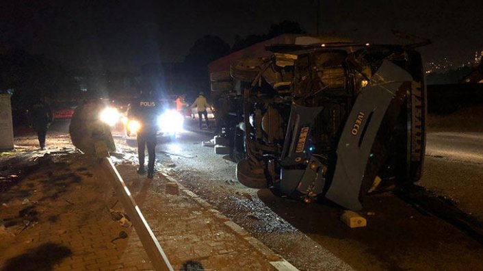 4 çocuk, çaldıkları midibüsle kaza yapınca yakalandı