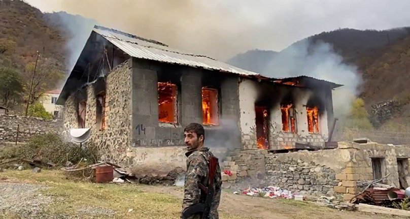 Yenilgiyi hazmedemeyen Ermeniler Kelbecer'de evleri yaktı