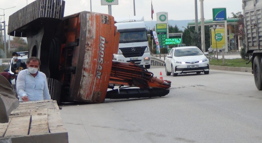 Bursa'da facianın eşiğinden dönüldü! Yola devrildi