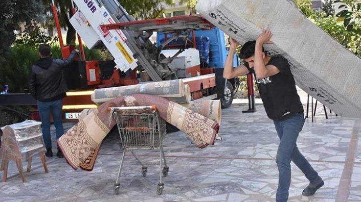 Evleri zarar gören depremzedeler taşınıyor