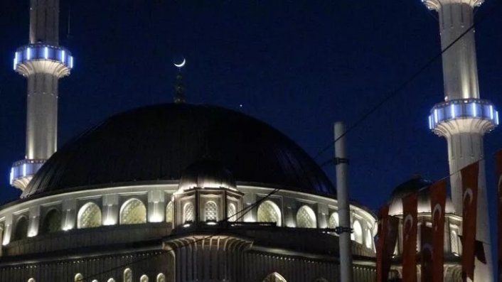 Ay, Venüs ve Jüpiter yakınlaşması Taksim Camii ile birlikte görüntülendi