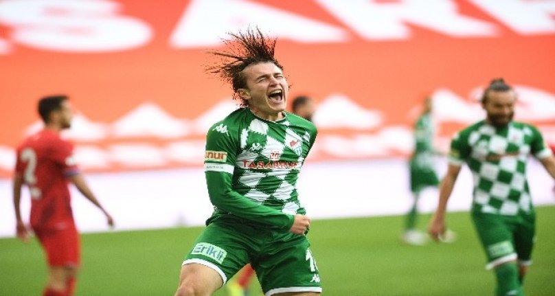 Bursaspor'un genç futbolcusu Ali Akman TFF 1.Lig'in zirvesinde