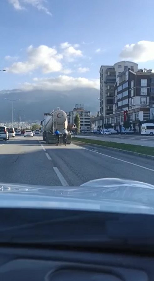 Bursa'da beton mikserinin arkasında tehlikeli yolculuk