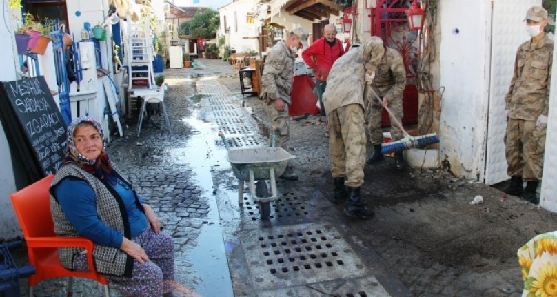 Mehmetçik Serpil teyzenin yaralarını sarıyor