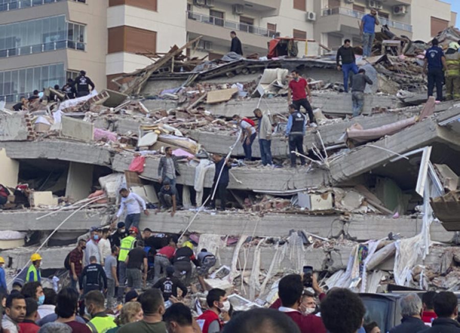 İzmir'de isyan ettiren görüntü! 'Salatalık yerine bina dikmişler'