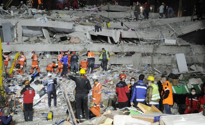 Depremden 15 saat sonra enkazdan kurtarıldılar!