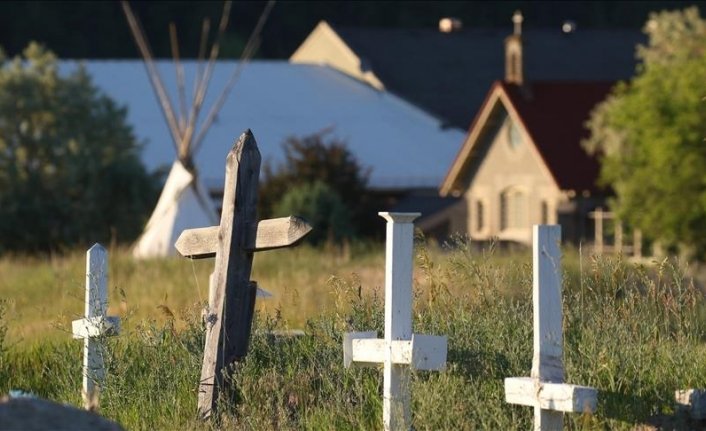 Yatılı kilise okulunun bahçesinde 17 mezar bulundu