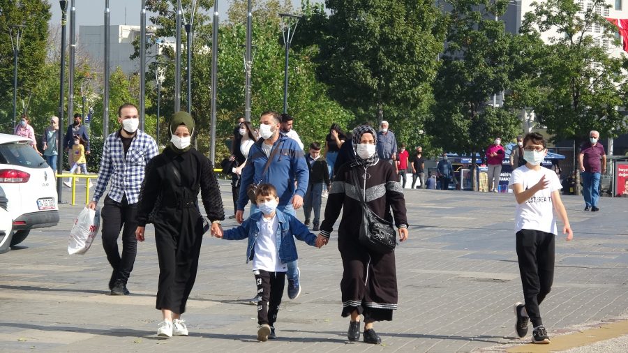 Bursa'da tedirgin eden görüntü! Uyarılara rağmen maskeler çenede kaldı