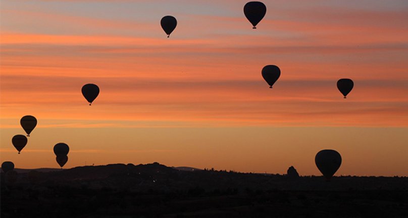 Kapadokya'da balonların gökyüzünde muhteşem dansı