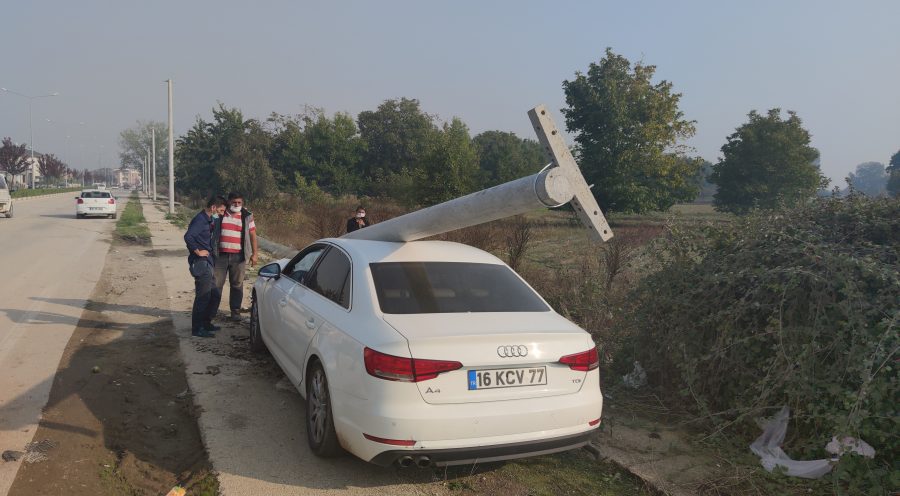 Bursa'da yol kenarındaki direğe çarpan otomobil pert oldu!