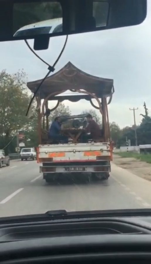 Bursa'da kamyonet kasasında tavla keyfi pahalıya patladı