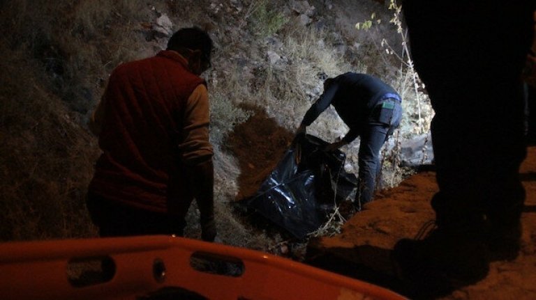 Vahşi cinayet! Başını taşla ezip tepeden attı