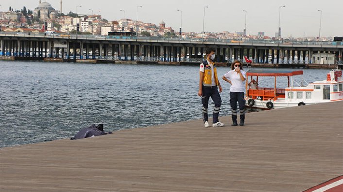 İnanılmaz! Cesedi izleyerek piknik yaptılar