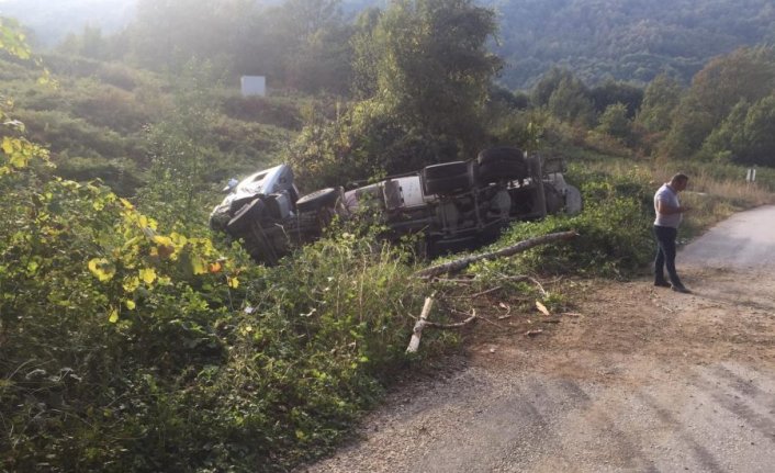 Bursa'da beton mikseri şarampole uçtu