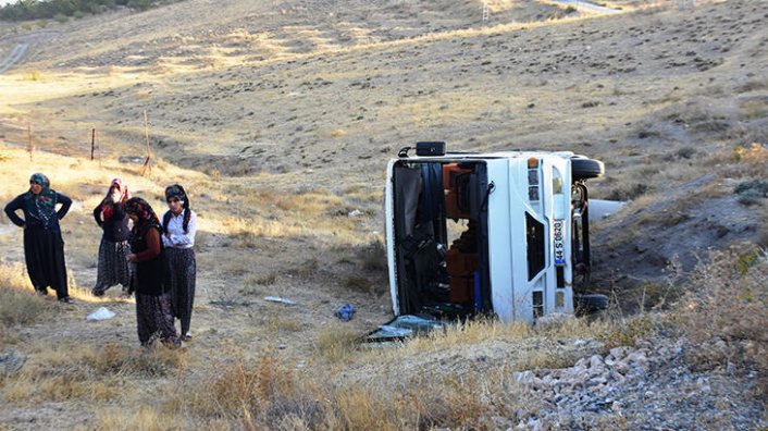 İşçi servisi şarampole devrildi! Çok sayıda yaralı var