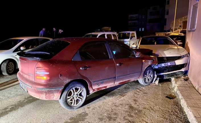 Polisten kaçan sürücü park halindeki milyonluk otomobile çarptı