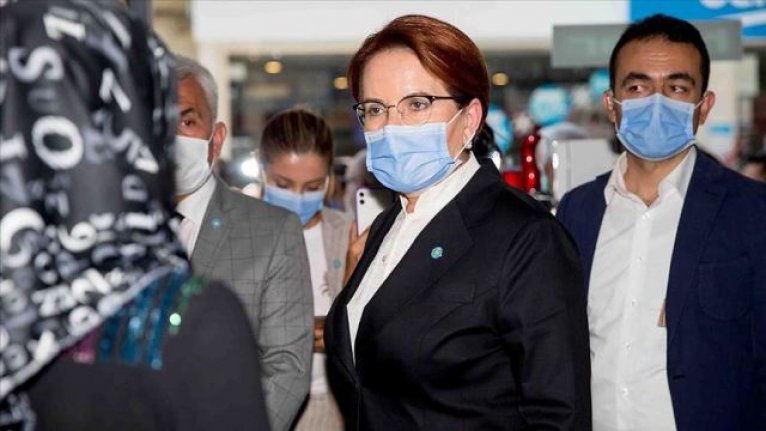 İYİ Parti Genel Başkanı Akşener, esnafla buluştu