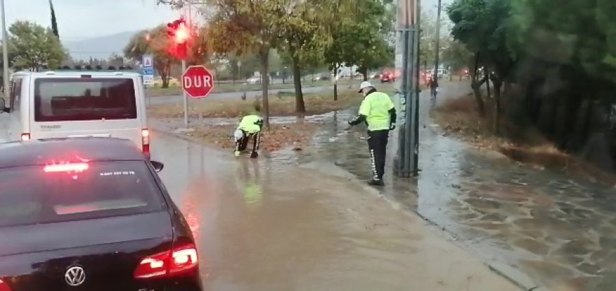 Bursa'da polis memurları, tıkanan rögarı elleriyle açmaya çalıştı