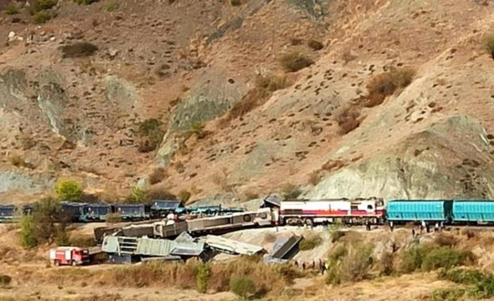 Ankara'da iki tren kafa kafaya çarpıştı!