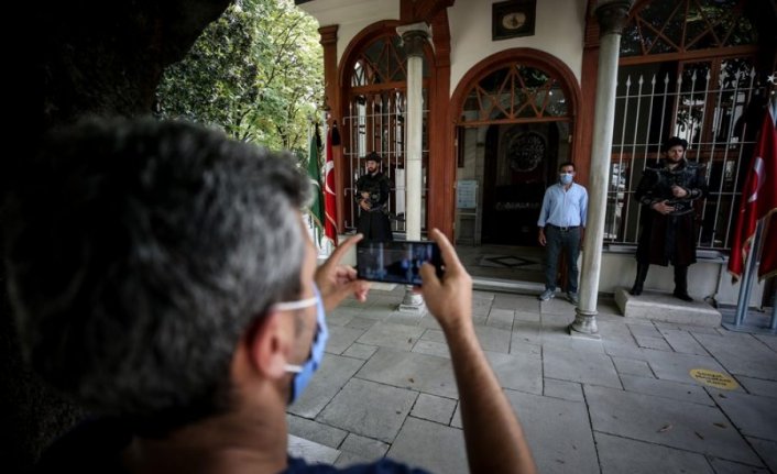 Bursa Osman Gazi Türbesi'ndeki saygı nöbeti ziyaretçileri duygulandırıyor