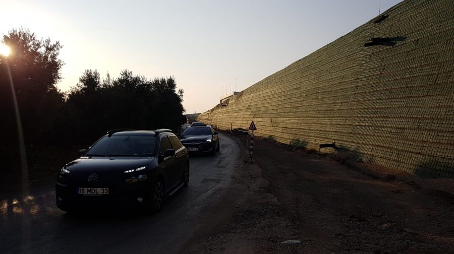 Bursa'da ördükleri duvar yolu bu hale getirdi!