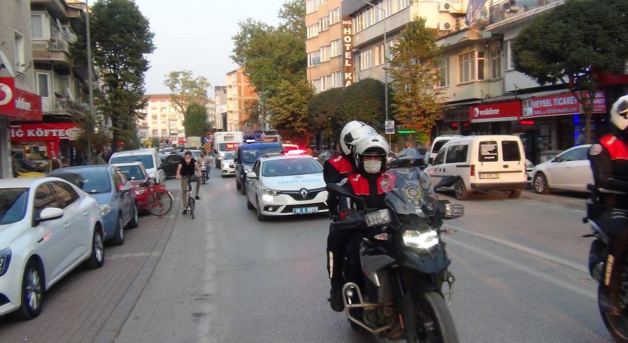 Bursa'da bütün kamu araçları siren çalıp maske mesafe uyarısı yaptı