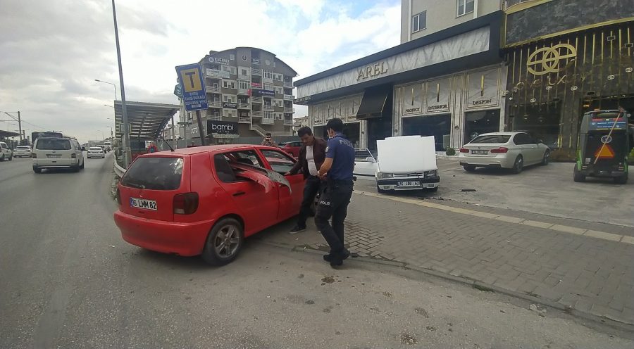 Bursa'da bozulan araçlarını çalıştırmak için iterken ölümden döndüler!