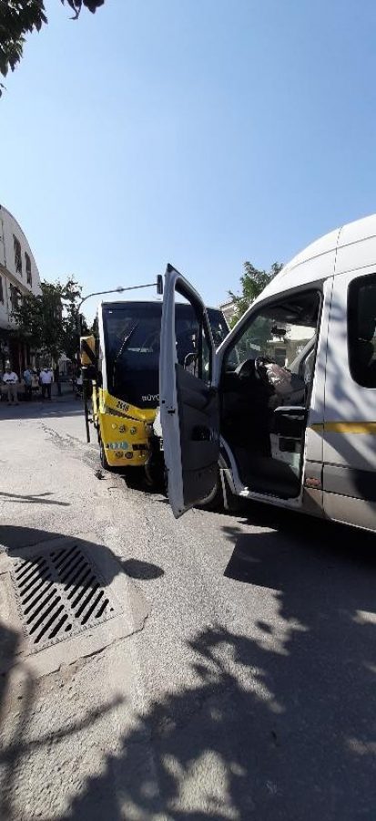 Bursa'da servis aracı ile minibüs kafa kafaya çarpıştı: 4 yaralı