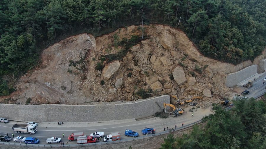 Bursa'da heyelan faciası: Göçük altında can verdi