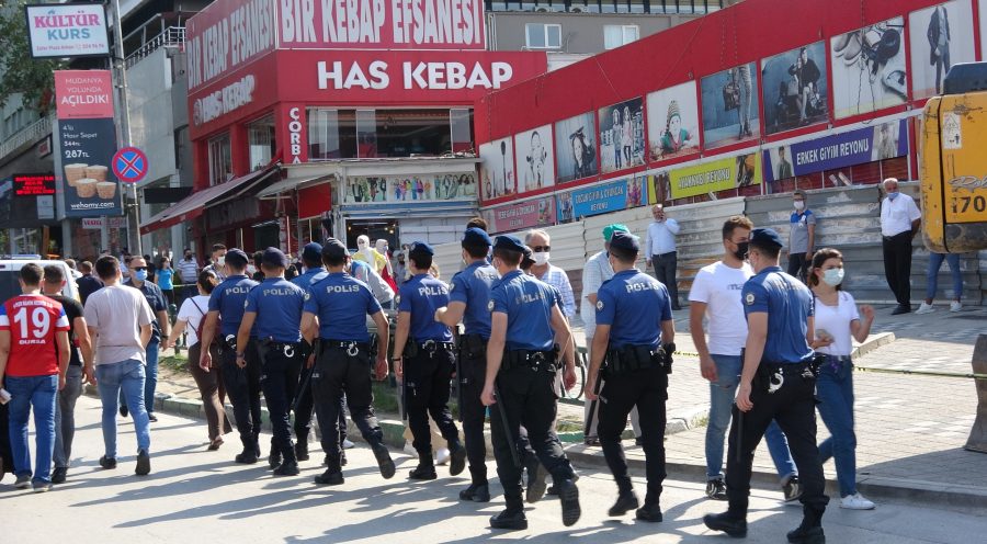 Bursa'da korona virüsü unutup yıkımı film gibi izlediler