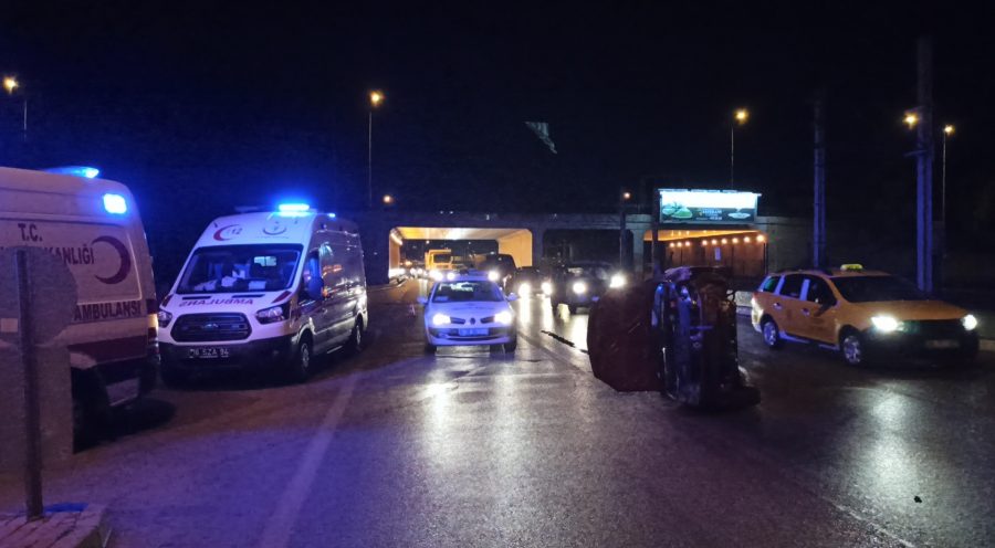 Bursa'da 3 şeritli düz yolda giderken takla atan araçtaki 3 kişi yaralandı