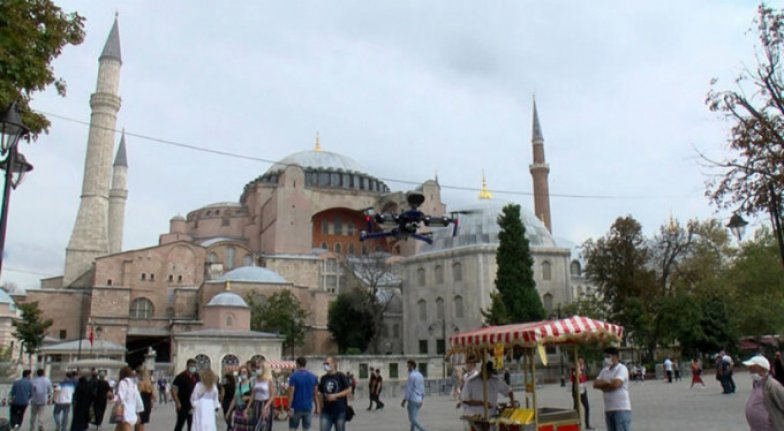 Ayasofya Meydanı'nda İngilizce koronavirüs uyarısı