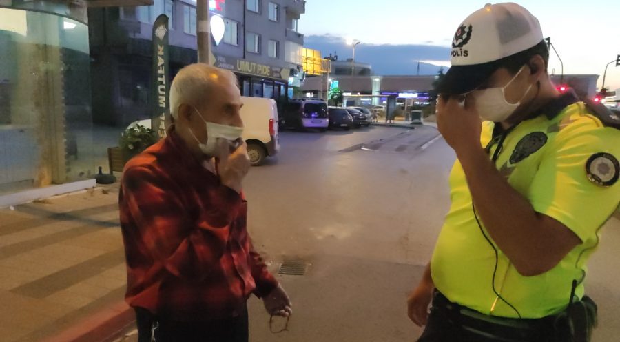 Bursa'da maske cezası alan yaşlı adam maskesini çıkartıp yoluna devam etti