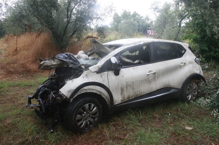 Bursa'da tarlaya girip, zeytin ağacına çarpan otomobilin sürücüsü hayatını kaybetti