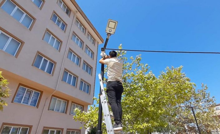 Muhtar mahallesini kamerayla izliyor