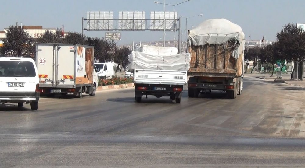 Bursa'da TIR'dan dökülen mazot yolları buz pistine çevirdi