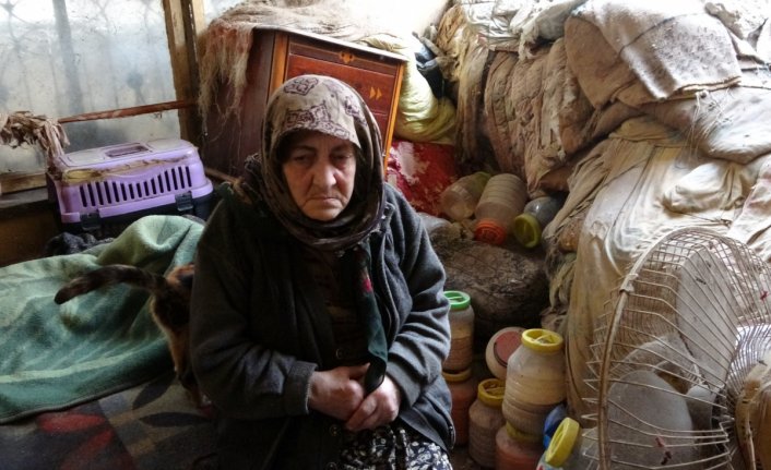 Depremzede Fatma teyze kapkaça uğradığını gözyaşları içinde anlattı