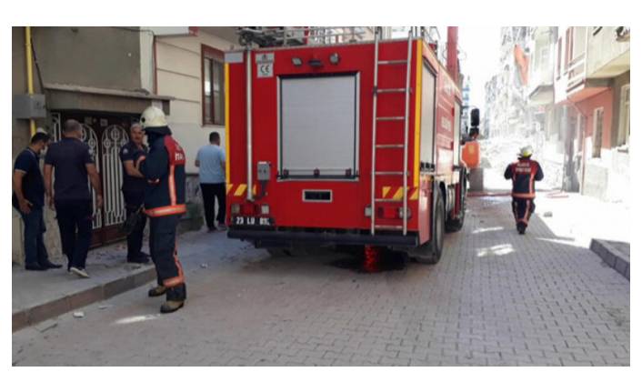 Deprem hasarlı boş apartmanın çatı katında yangın