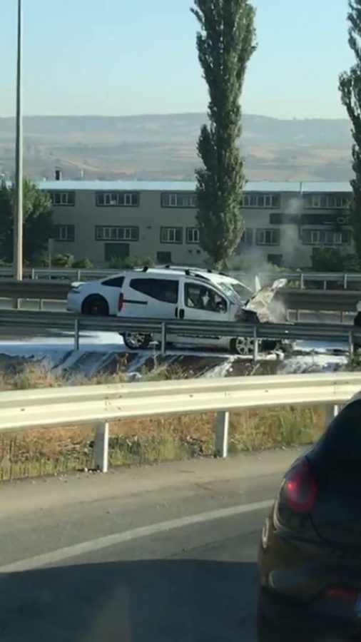 Bursa'da hafif ticari araç cayır cayır yandı!