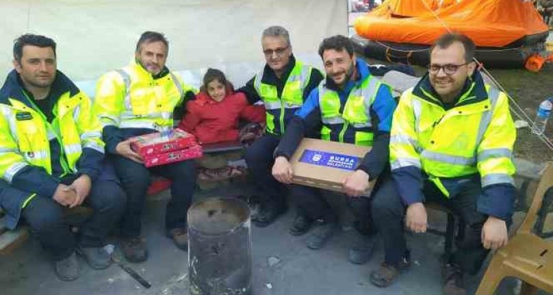 Depremzede Melek'in isteği bilgisayar Bursalı ekipler tarafından teslim edildi