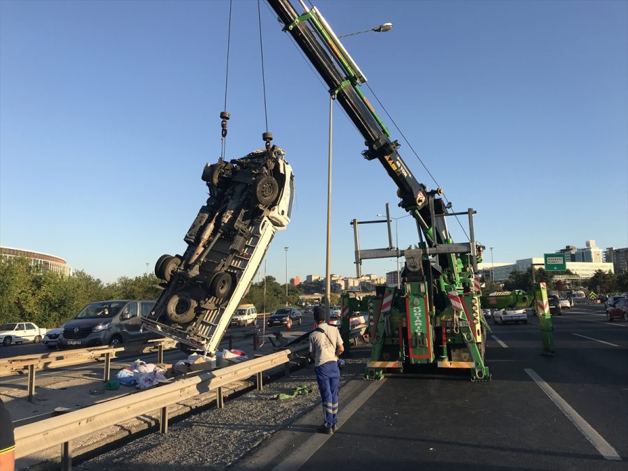 Bursa plakalı kamyonet devrildi: 3 yaralı