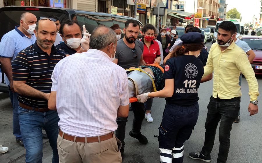 Bursa'da kazada yaralanan yayaya ilk müdahaleyi telefon bayisinde çalışan kadın yaptı