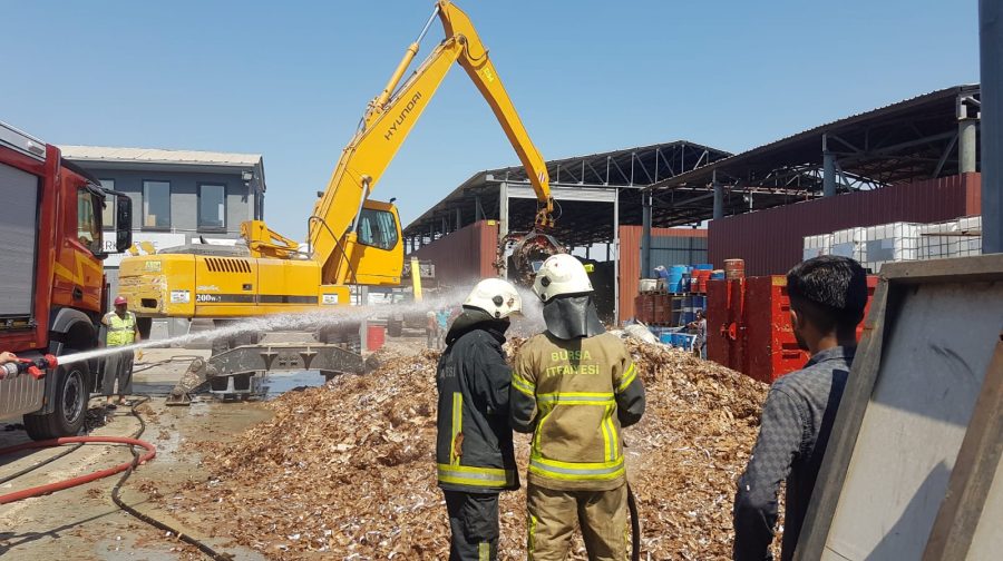 Bursa'da geri dönüşüm fabrikasında yangın!