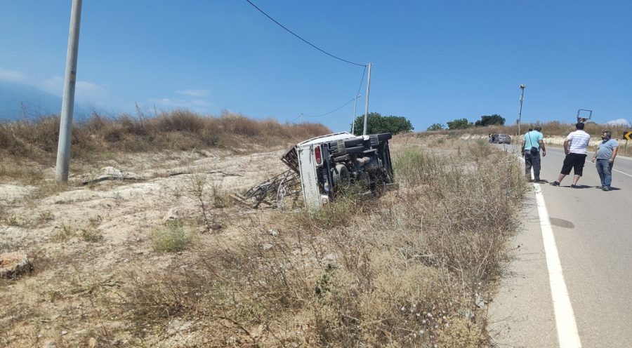 Bursa'da yan yatan kamyoneti, başka kamyonla düzeltip yollarına devam ettiler