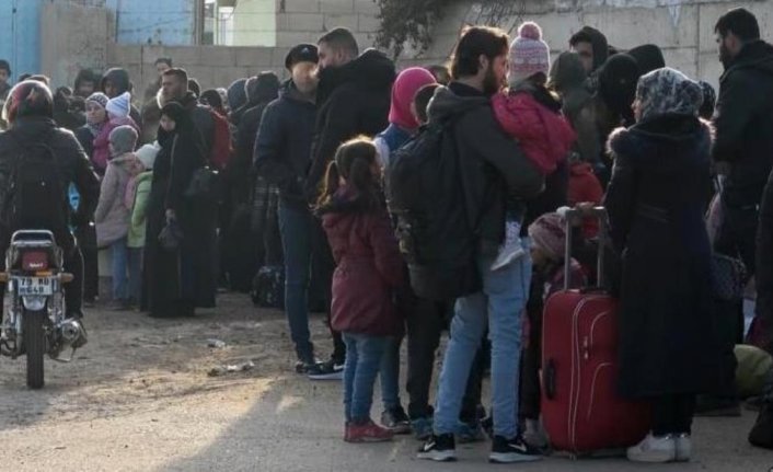 Deprem bölgesinde yaşayan binlerce Suriyeli ülkelerine dönmek için sınır kapılarına akın etti