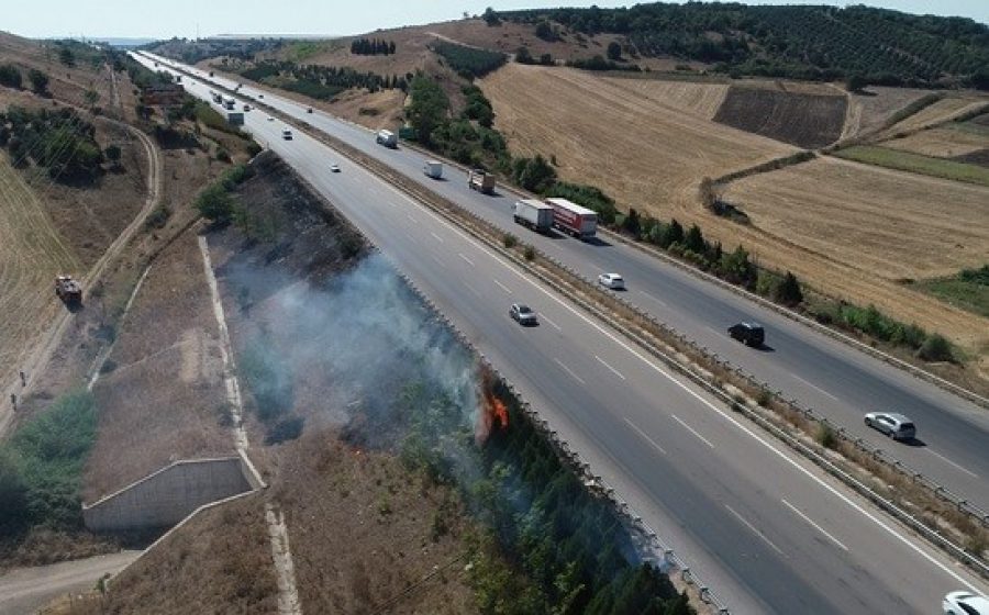 Bursa'da otoyolda sigara izmaritinden yangın çıktı