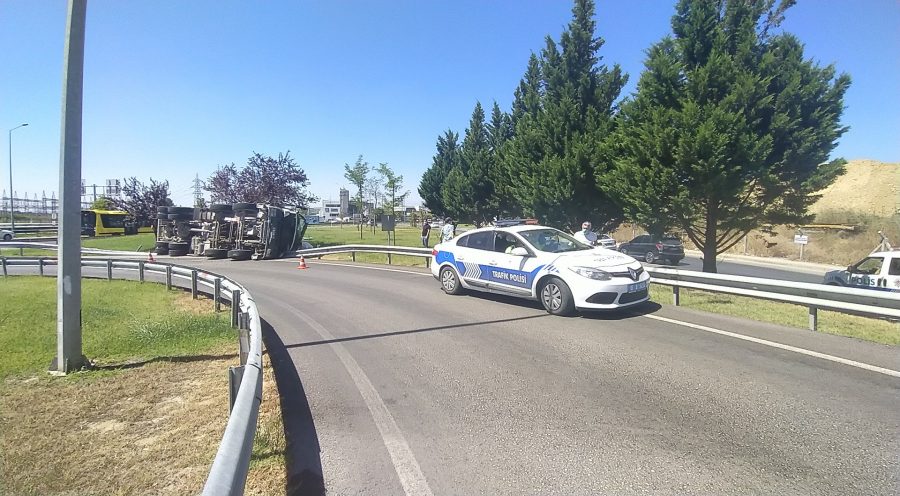 Bursa'da beton yüklü kamyon bariyerlere çarparak yan yattı!