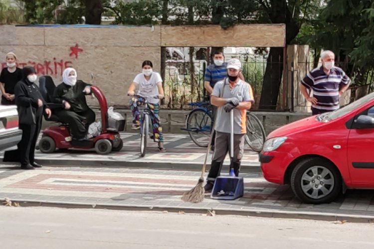 Bursa'da kamyonetin çarptığı yaya yaralandı, çevredekiler film gibi izledi