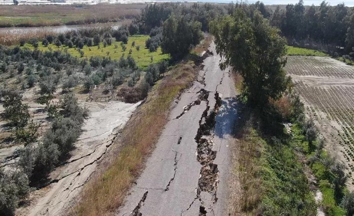 Yol önce yarıldı, sonra çöktü! Depremin korkutucu boyutu gözler önüne serildi