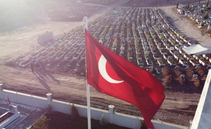 Depremde yakınlarını kaybeden aileler mezarlıklardan ayrılmıyor! Kimine oyuncak koydular, kimine gelinlik...